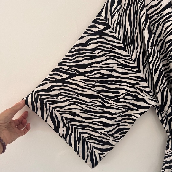 Victoria's Secret Zebra Shorty Kimono style robe Black White Poly Silk ONE SIZE - Picture 3 of 11